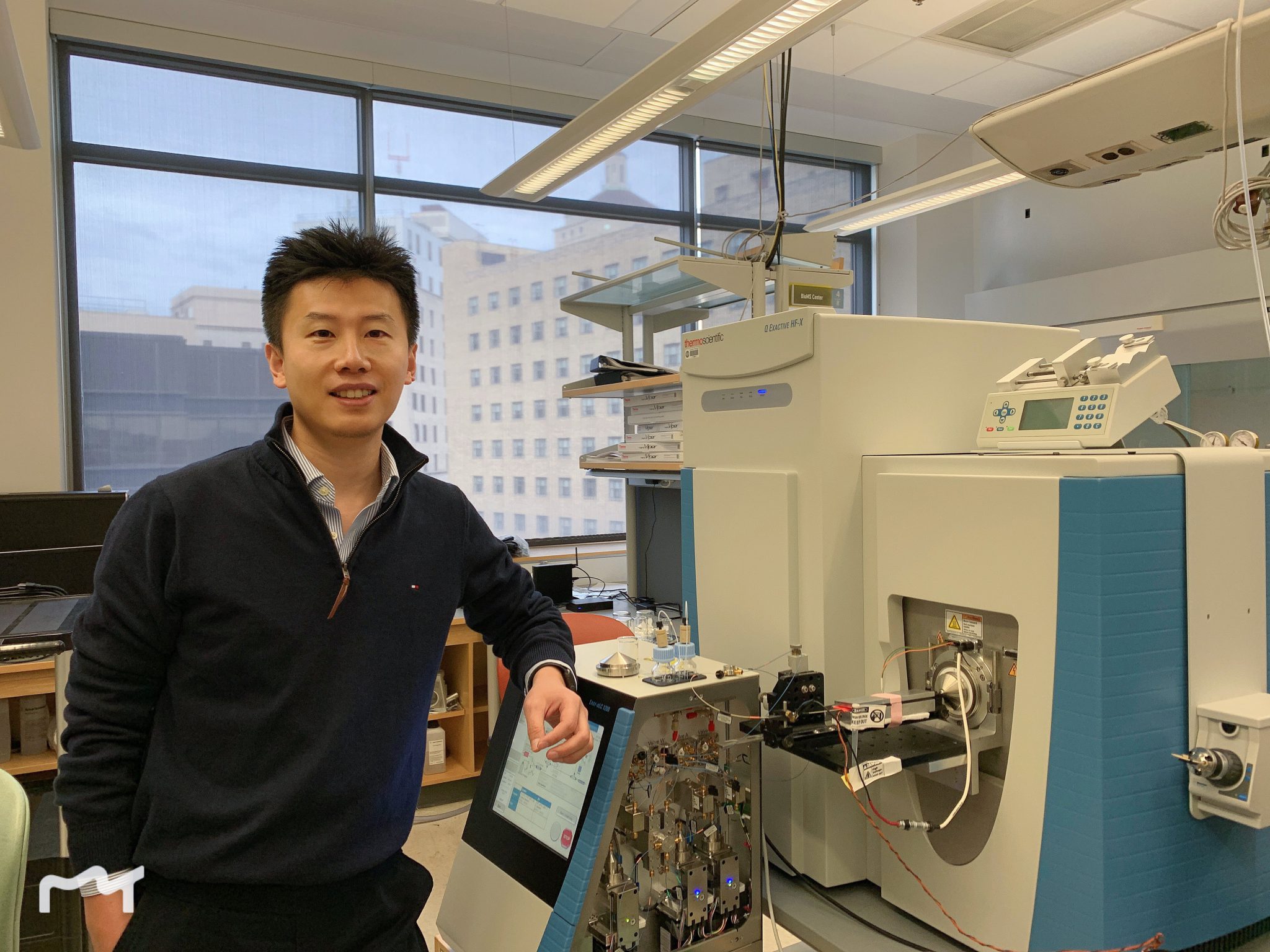 Yi Shi in his lab.